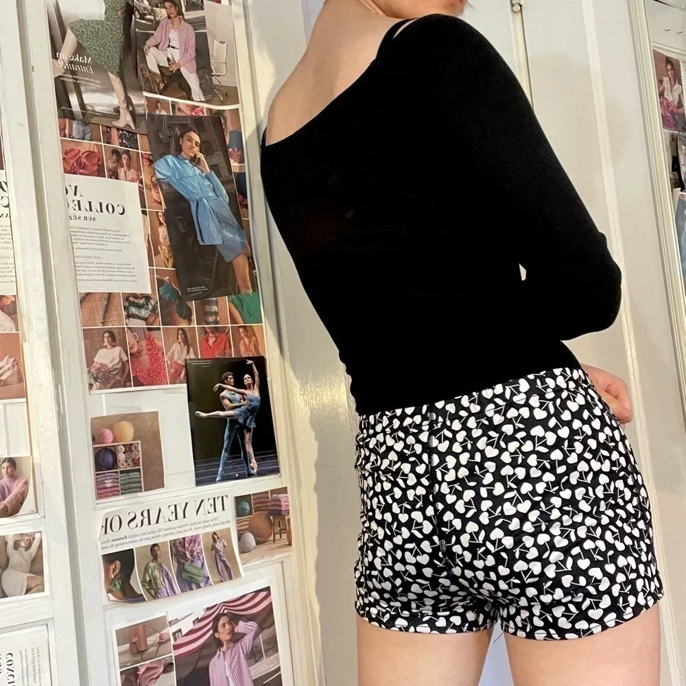 ASICS Medium Athletic Shorts 4” Inseam in 🍒 Print 🍒 - Picture 8 of 8